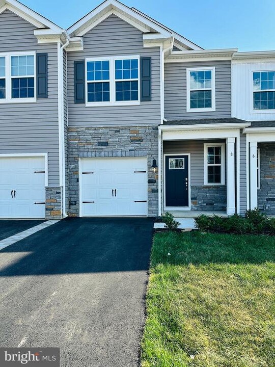 8 ELEANOR Ln in Mount Holly, NJ - Building Photo
