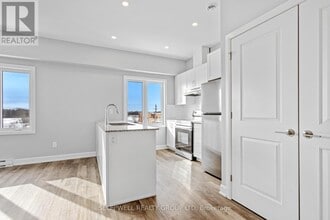 979 N Russell Rd in Russell, ON - Building Photo - Building Photo