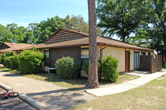 6810 Tiki Ln in Pensacola, FL - Building Photo - Building Photo