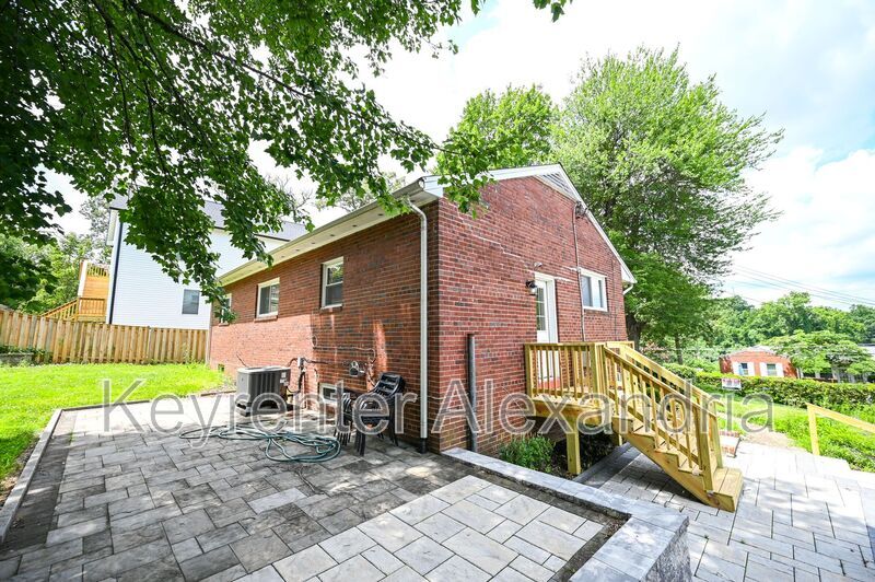 2826 James Dr in Alexandria, VA - Building Photo