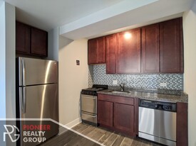 433 W Wellington Ave, Unit 9B Apartments