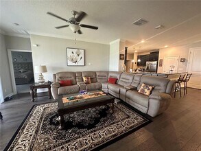 9929 Smarty Jones Dr in Ruskin, FL - Building Photo - Building Photo