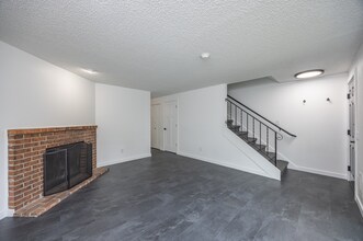 Crestview Townhomes in Lynnwood, WA - Building Photo - Building Photo