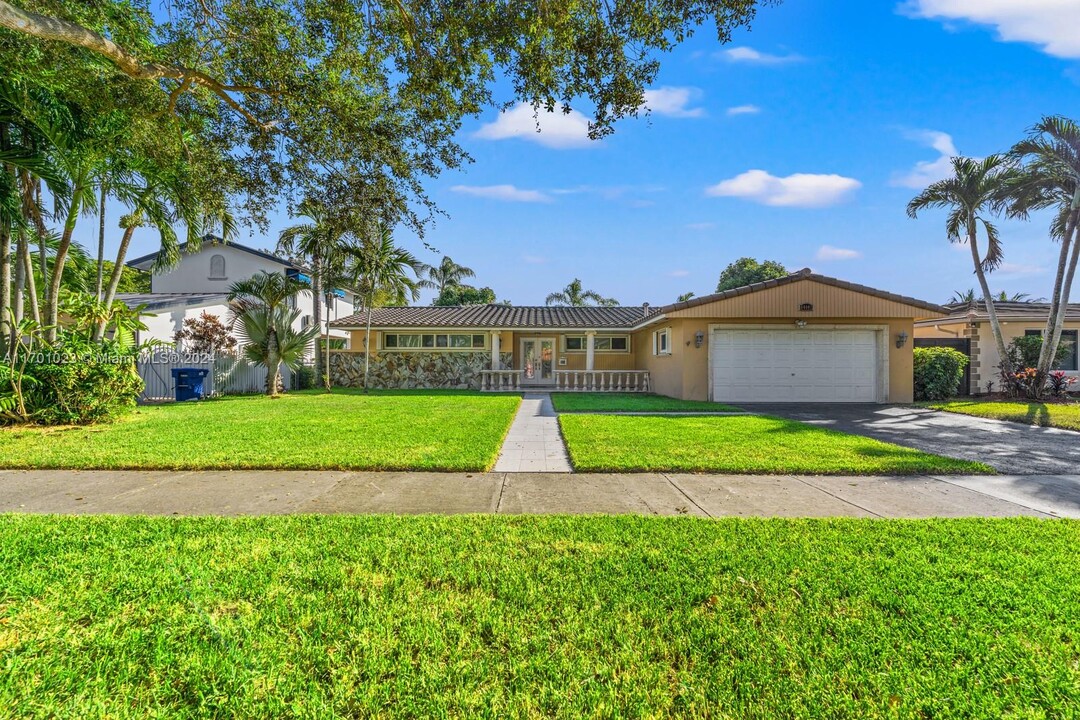 14401 Sabal Dr in Miami Lakes, FL - Building Photo