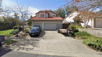 301 La Quinta Dr in Windsor, CA - Building Photo