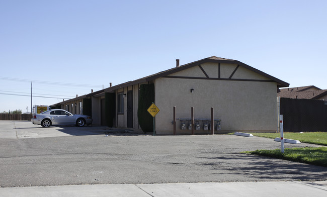 15972 Sequoia Ave in Hesperia, CA - Building Photo - Building Photo