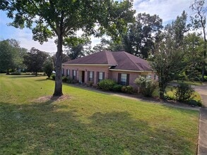 2010 Edgewood Rd in Millbrook, AL - Building Photo - Building Photo