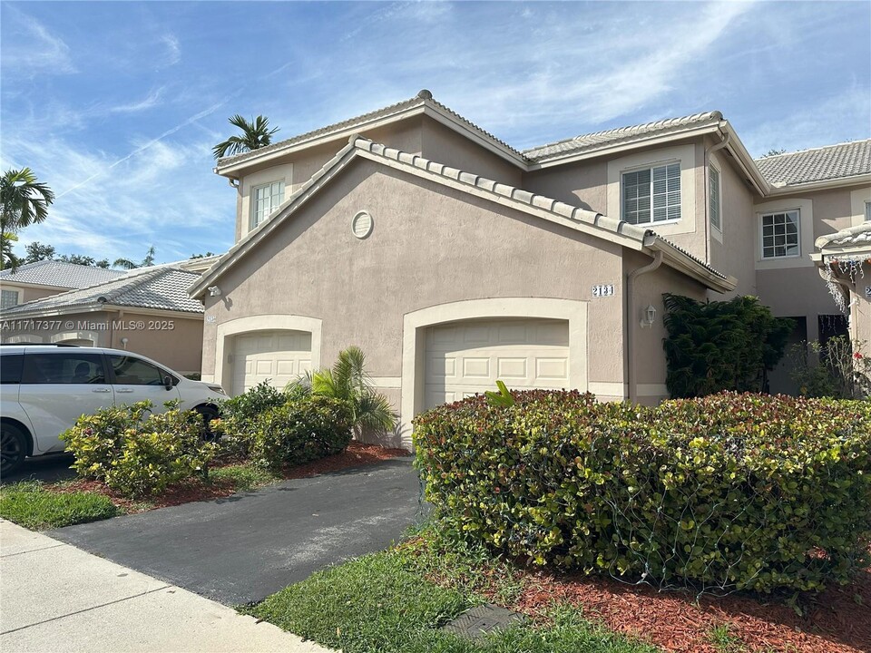 2134 Madeira Dr in Weston, FL - Building Photo