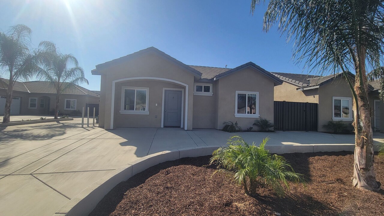 8407 Grandy St in Bakersfield, CA - Building Photo