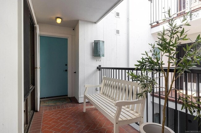 8263 Camino Del Oro, Unit 372 in San Diego, CA - Foto de edificio - Building Photo