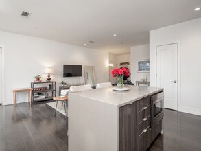 2 W 6th St, Unit 306 in Boston, MA - Foto de edificio - Building Photo