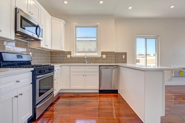 2801 San Marino St, Unit 6 in Los Angeles, CA - Foto de edificio - Building Photo