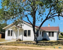 302 W French St in Cuero, TX - Building Photo