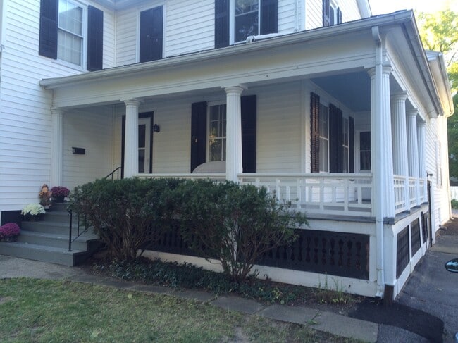 52 Center St, Unit Right Unit in Geneseo, NY - Building Photo - Building Photo
