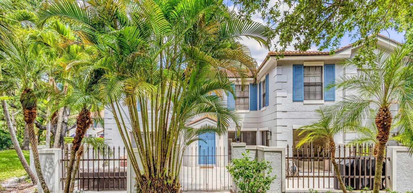 355 Prestwick Cir in Palm Beach Gardens, FL - Building Photo