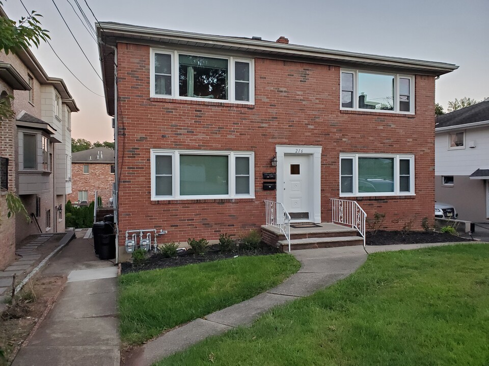 216 Glen Ave, Unit Second Floor in Palisades Park, NJ - Foto de edificio