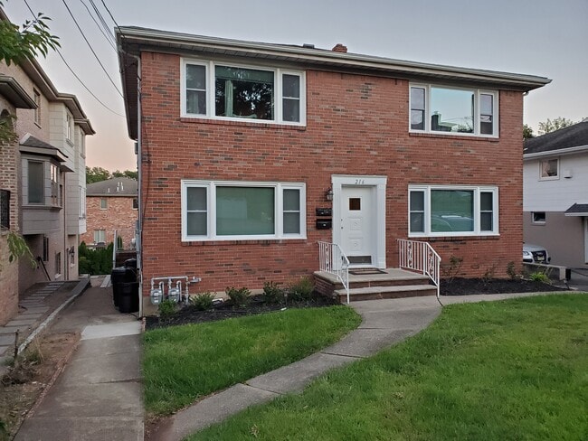 216 Glen Ave, Unit Second Floor