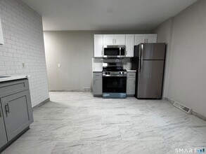 45-51-51 Cowles St, Unit 45 in Bridgeport, CT - Foto de edificio - Building Photo