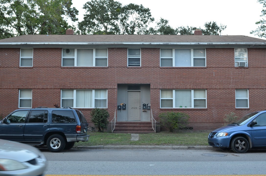 2129 Spring Park Rd in Jacksonville, FL - Foto de edificio