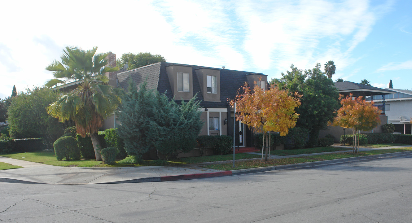 654 N Vecino Dr in Covina, CA - Foto de edificio