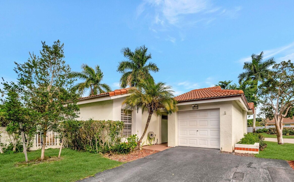 1245 Seagrape Cir in Weston, FL - Building Photo