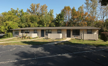 Princeton Court in Evansville, IN - Foto de edificio - Building Photo