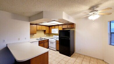 825 Rock Springs Dr in Las Vegas, NV - Building Photo - Building Photo