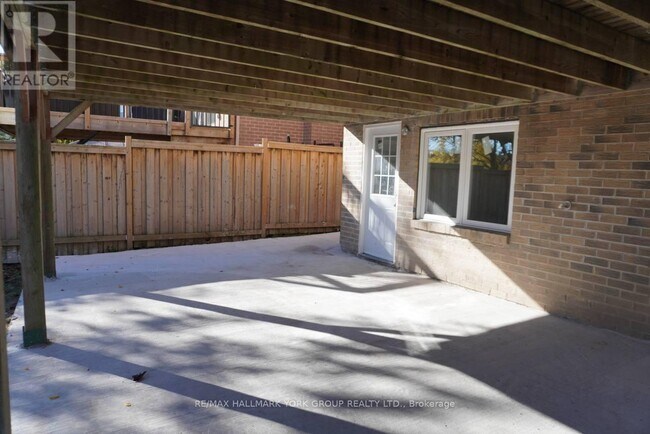 259 Glenway Cir in Newmarket, ON - Building Photo - Building Photo