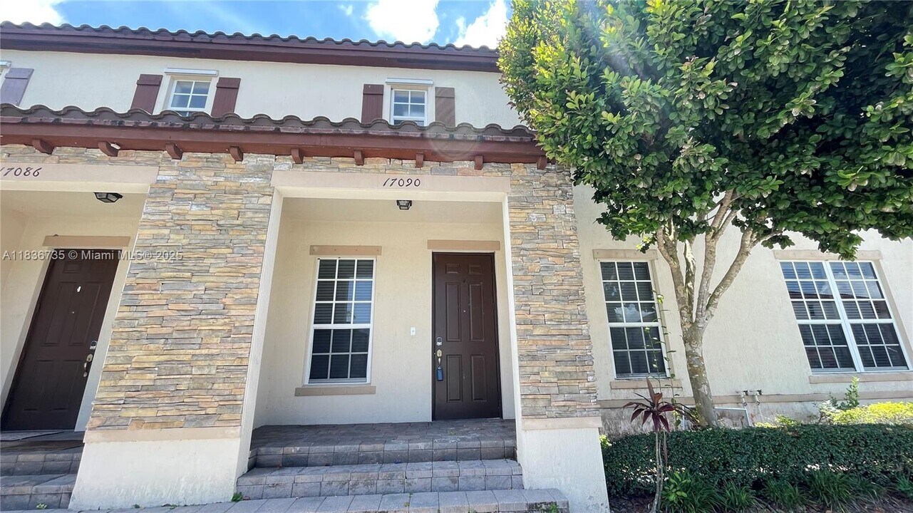 17090 SW 95th Terrace in Miami, FL - Building Photo
