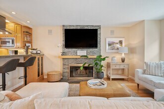 427 Manhattan Ave in Hermosa Beach, CA - Foto de edificio - Building Photo