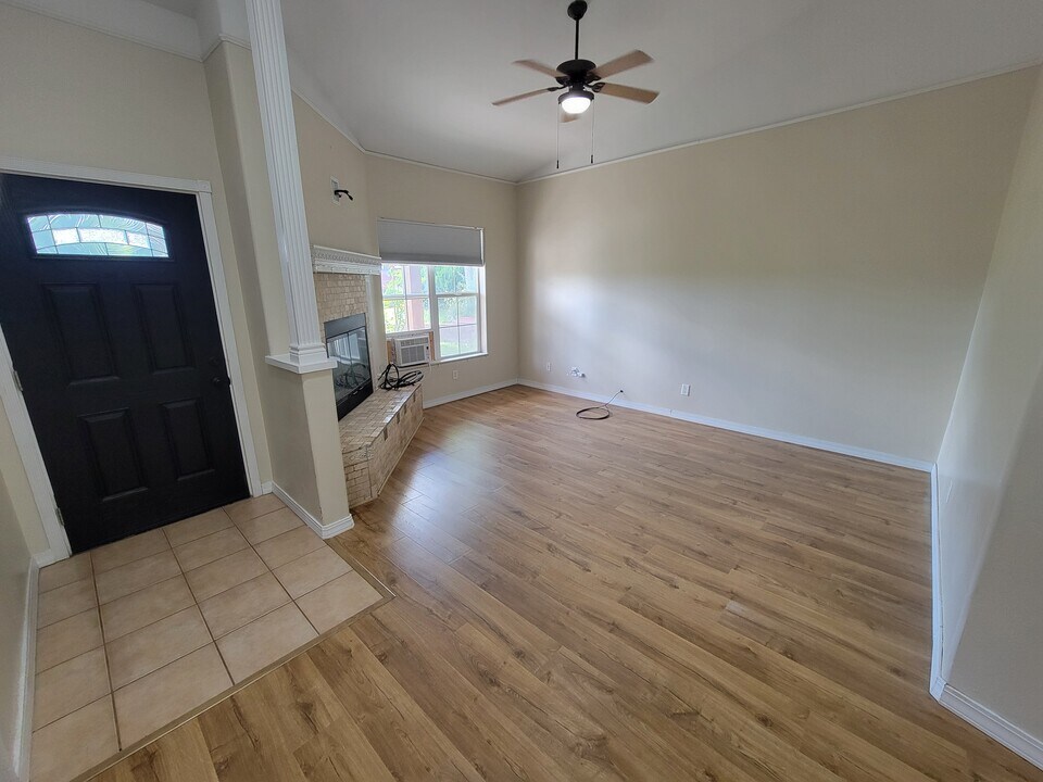 705 Aster in White Rock, NM - Building Photo