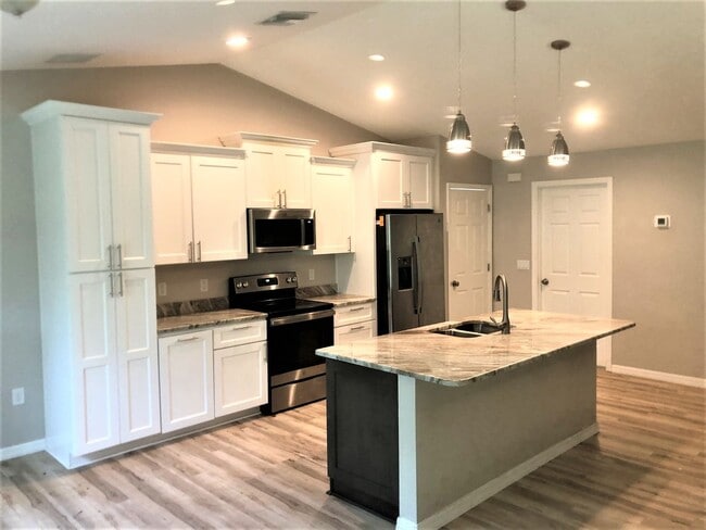 12043 Centralia Rd in Brooksville, FL - Foto de edificio - Building Photo