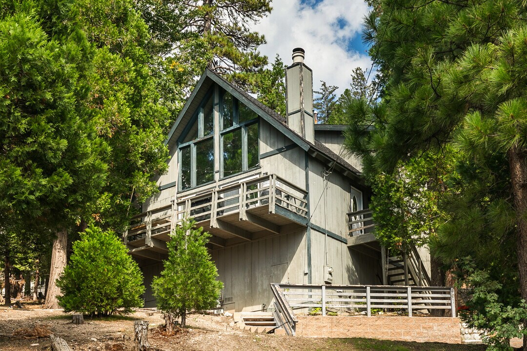 401 N Grass Valley Rd in Lake Arrowhead, CA - Building Photo