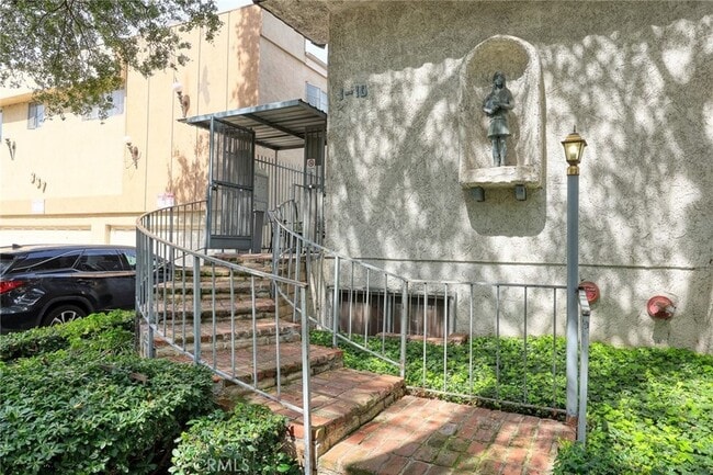 333 Riverdale Dr in Glendale, CA - Building Photo - Building Photo