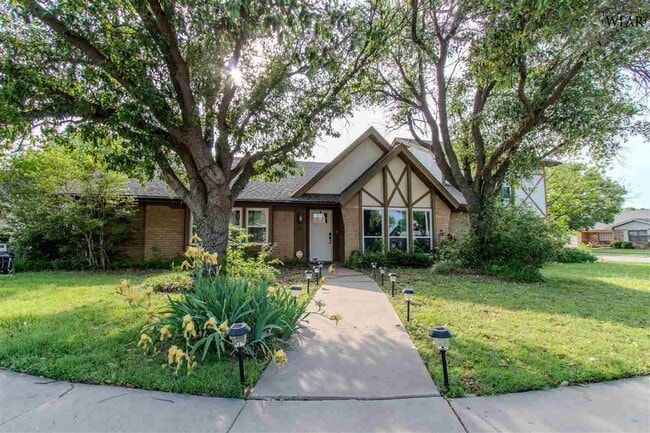 property at 6 Deanna Cir
