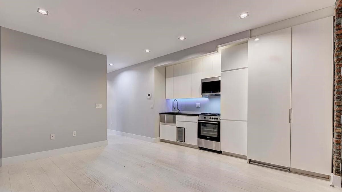 200 Stanton St in New York, NY - Building Photo