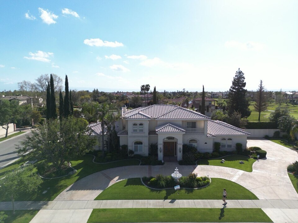 2107 Parkgate St in Bakersfield, CA - Building Photo