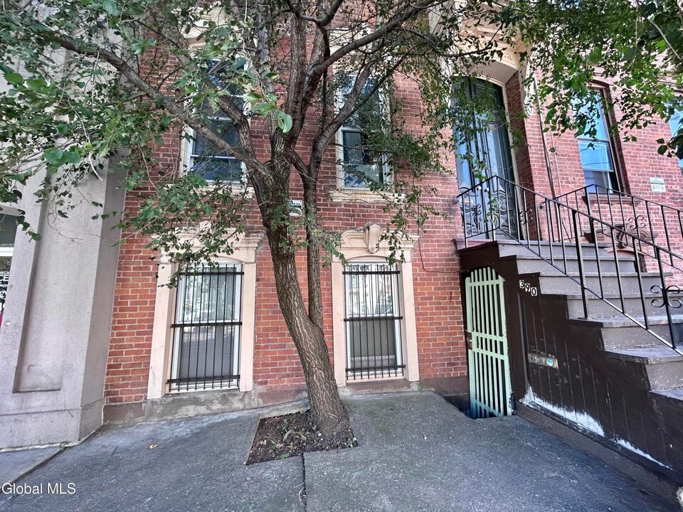 390 Clinton Ave in Albany, NY - Building Photo