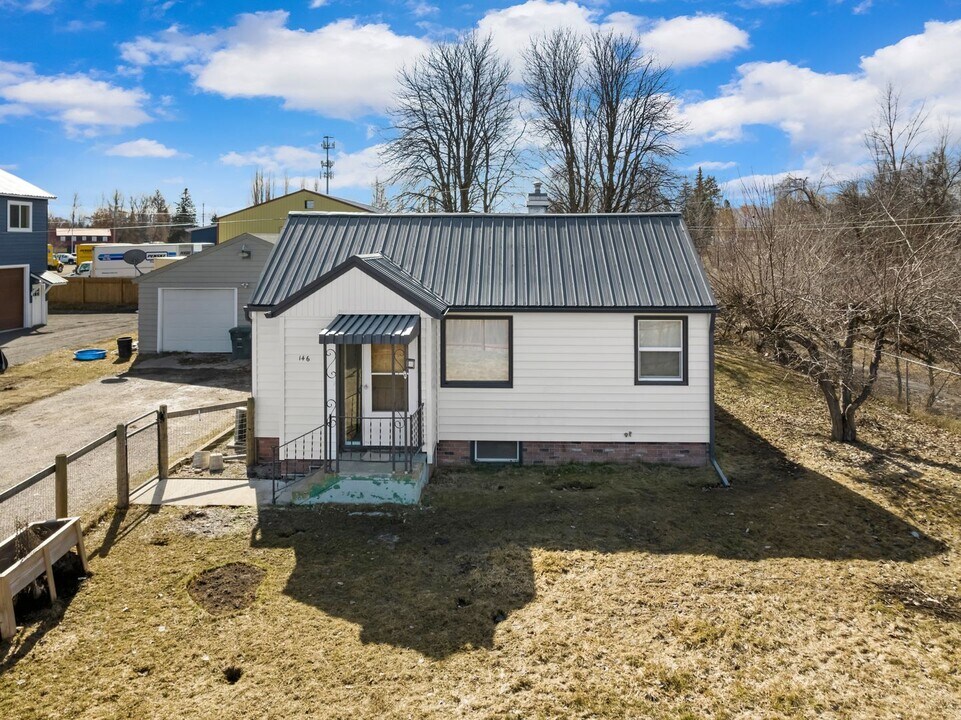 146 E Cottonwood Dr in Kalispell, MT - Building Photo