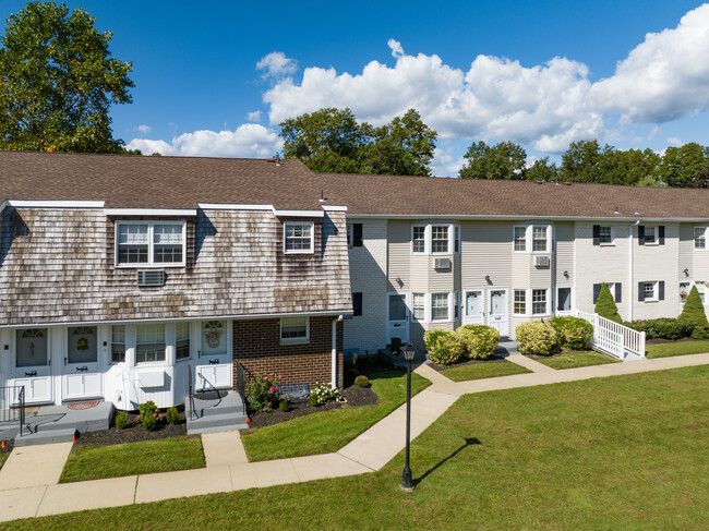 Birchwood on the Green in Oakdale, NY - Foto de edificio - Building Photo