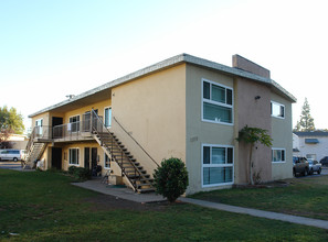 12571 Kensington Ln in Garden Grove, CA - Foto de edificio - Building Photo