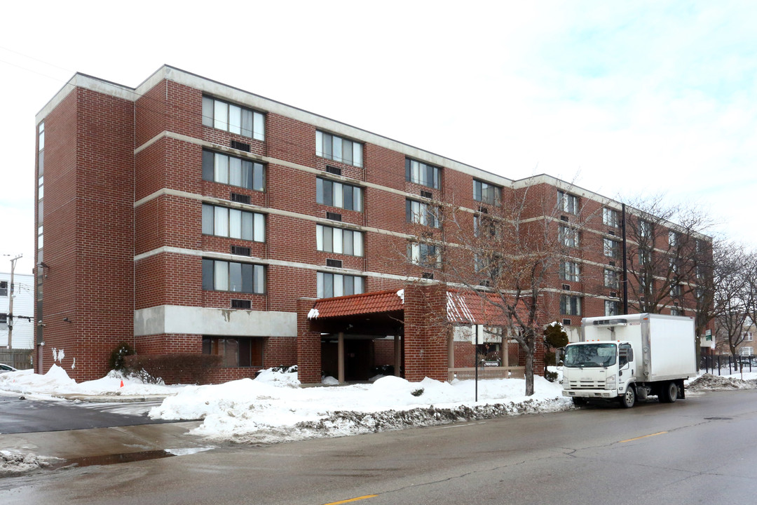 Moo Oong Terrace in Chicago, IL - Building Photo