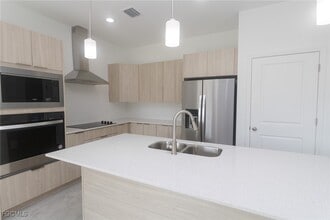 1087 Rugby Cir in Fort Denaud, FL - Foto de edificio - Building Photo