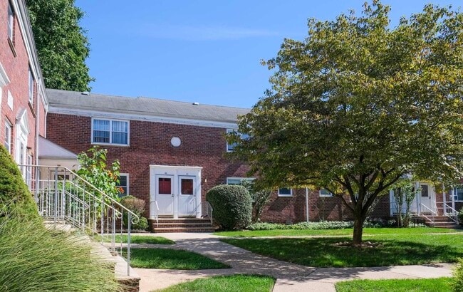 480 Crestwood Ave, Unit 41 in Hackensack, NJ - Building Photo - Building Photo