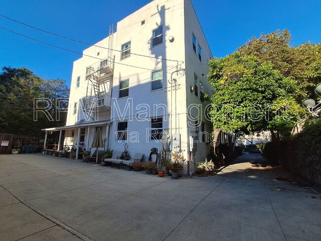 1201 N Orange Grove Ave in West Hollywood, CA - Building Photo - Building Photo
