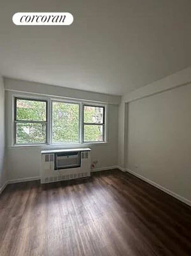 245 E 35th St in New York, NY - Building Photo - Building Photo