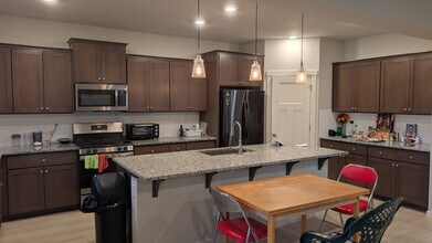 3923 SE 70th Ave in Hillsboro, OR - Foto de edificio - Building Photo