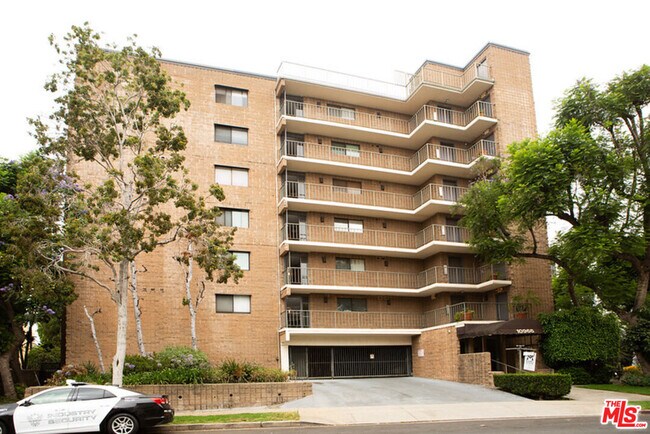 10966 Rochester Ave in Los Angeles, CA - Building Photo - Building Photo