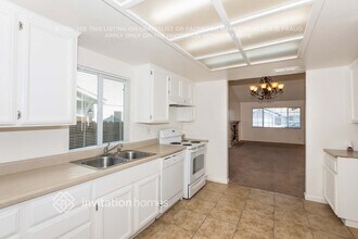 7419 Skander Way in Sacramento, CA - Foto de edificio - Building Photo