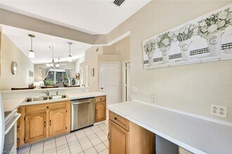 8228 Twelve Oaks Cir, Unit 323 in Naples, FL - Building Photo - Building Photo